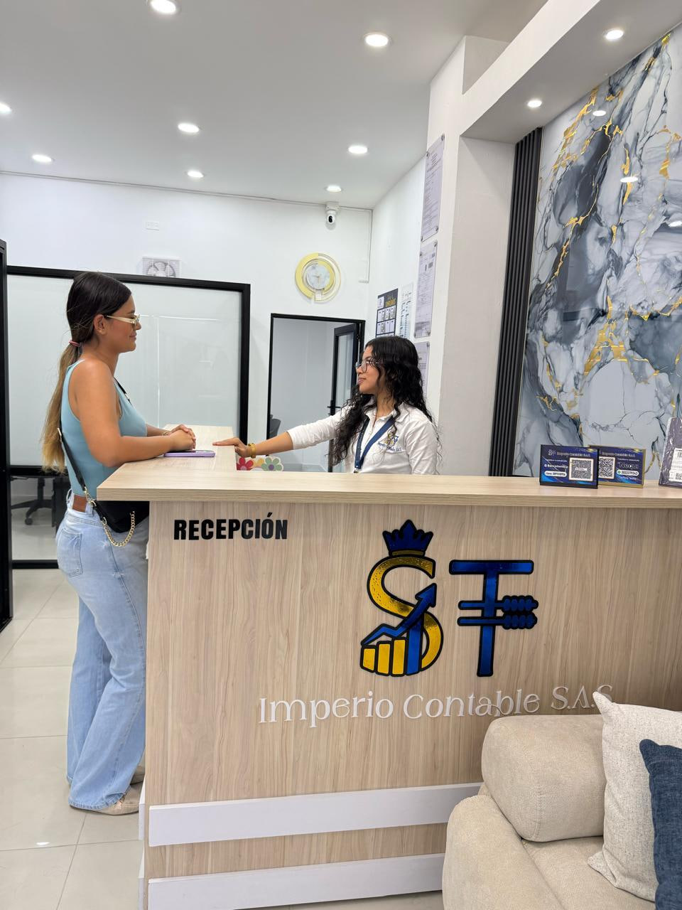 Recepción de Imperio Contable atendiendo a una cliente